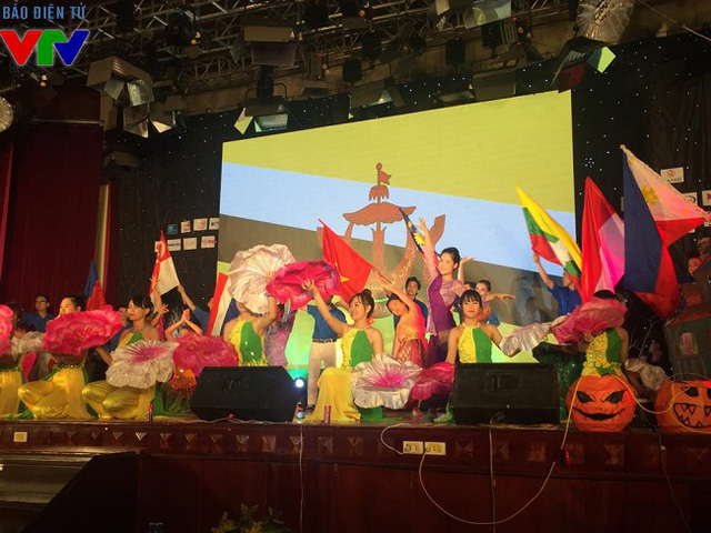 
Cirkle Halloween 2015 tổ chức cận kề sự kiện Cộng đồng ASEAN thành lập. Mở đầu đêm hội là màn múa thể hiện tinh thần đoàn kết của 10 nước ASEAN.

 
