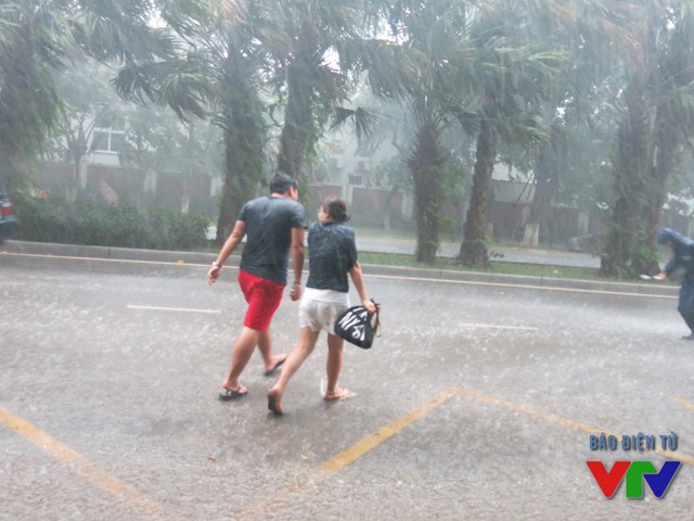 
Bất ngờ trời đổ mưa to nên nhiều người không kịp trang bị cho mình áo mưa hay ô dù.
