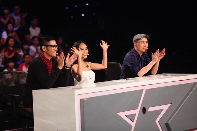 
Bộ ba giám khảo gồm nhạc sĩ Huy Tuấn, giám khảo khách mời ca sĩ Đoan Trang và biên đạo múa Alex.
