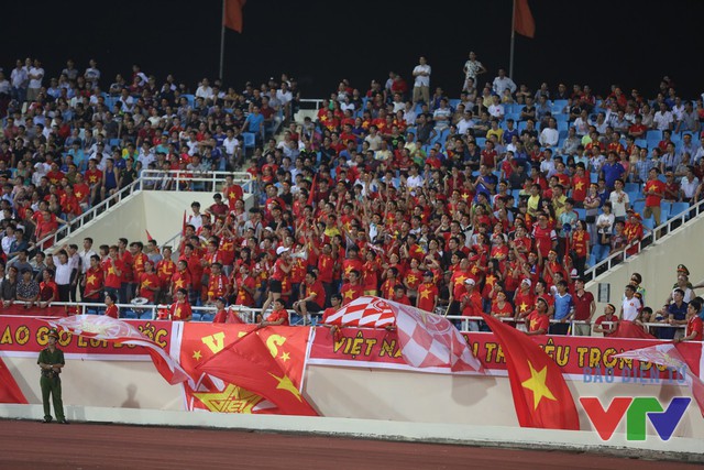 
Niềm vui của các CĐV Việt Nam sau khi đội chủ nhà dẫn bàn ở hiệp 1
