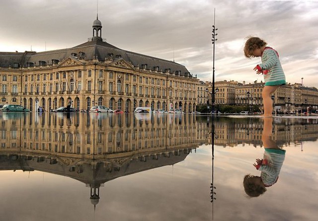 
Đứa trẻ đùa nghịch bên vòi hoa sen ở Bordeaux, Pháp
