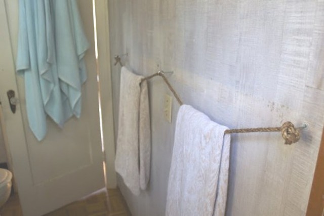 Dây thừng biến thành giá treo khăn tắm vừa đơn giản vừa sáng tạo.