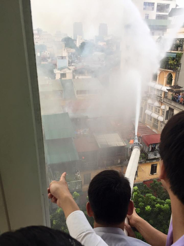 
Vòi nước từ các tòa nhà cao tầng lân cận được huy động để dập lửa (Ảnh: otofun)
