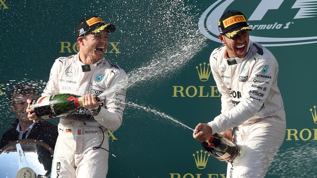 Hamilton (phải) ăn mừng chiến thắng tại Australian GP 2015 với người đồng đội Rosberg.