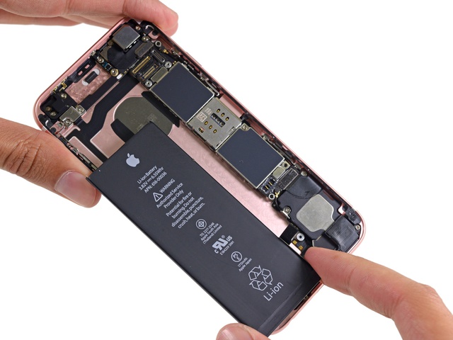 iPhone 6S sở hữu pin có dung lượng 1.715 mAh (Ảnh: iFixit)