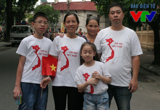 Nhiều gia đình đã cùng nhau ra đường ủng hộ lễ diễu binh