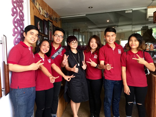 
Đội thi trường Đại học Duy Tân chụp hình kỉ niệm với ca sĩ Ngọc Khuê.
