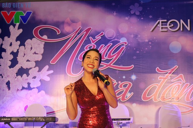 
Diva Mỹ Linh gửi nắng ấm tới khán giả.
