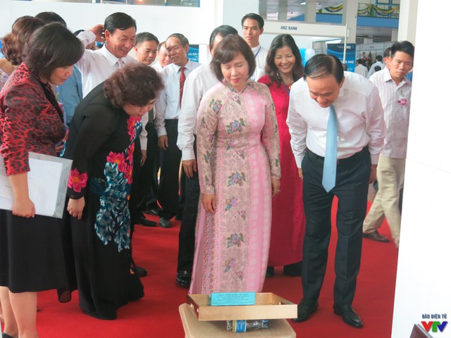 
Thứ trưởng Bộ Công thương Hồ Thị Kim Thoa (giữa) cùng các đại biểu tham quan Hội chợ.
