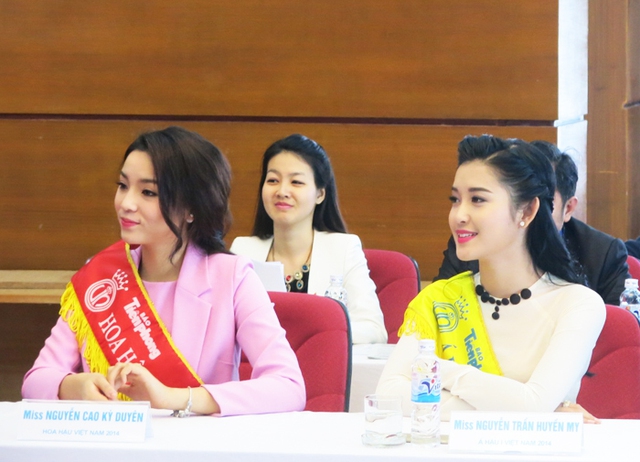 Hoa hậu Kỳ Duyên và Á hậu Huyền My rạng rỡ trong họp báo.