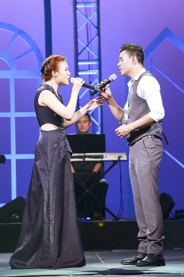 
Cặp đôi ăn ý, Đông Hùng, Phương Linh đang thể hiện ca khúc Đêm nằm mơ phố.
