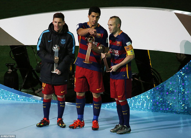 
Suarez (giữa) giành QBV, Iniesta (trái) giành QBB và Messi giành QBĐ tại FIFA Club World Cup.
