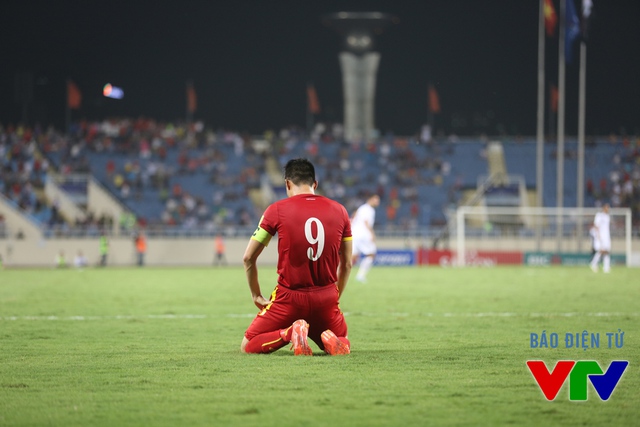 
Dù vậy, ĐT Việt Nam vẫn có những cơ hội nâng tỷ số lên 2-0 nhưng tiếc rằng Công Vinh đã thất bại trong tình huống đối mặt thủ môn ở phút 85
