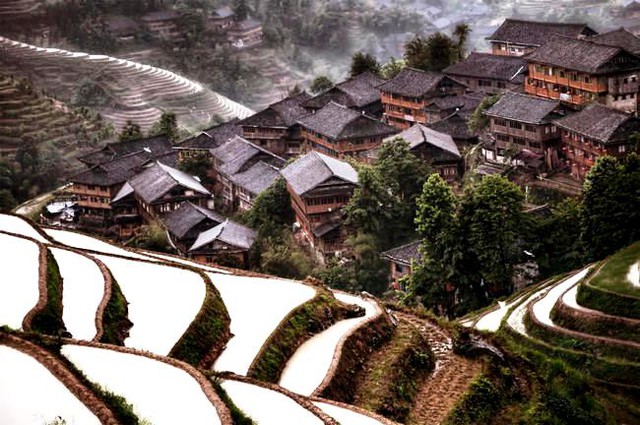 Ngôi làng ẩn trong núi Jiuzhaigou, Trung Quốc