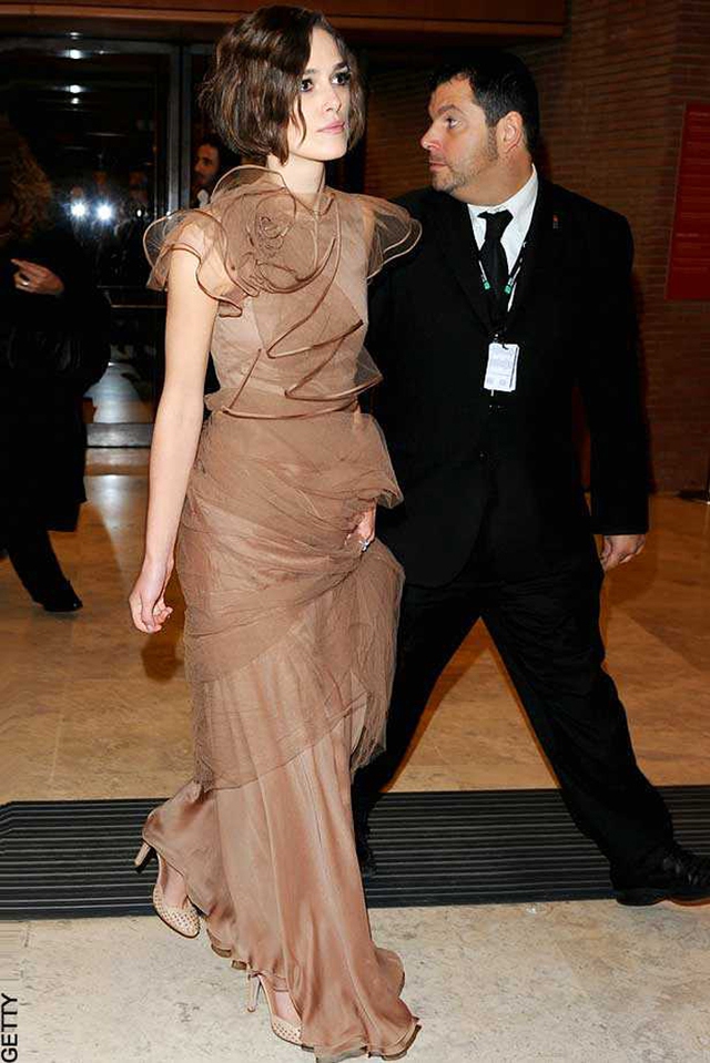 Váy Chanel vẫn là lựa chọn của Keira trong một buổi tiệc ở Liên hoan phim Rome năm đó.