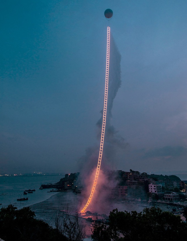 Tác phẩm Sky Ladder của nghệ nhân Cai Guo-Qiang