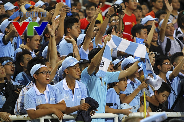 Các CĐV Man City tại Việt Nam cổ vũ rất cuồng nhiệt cho đội bóng áo xanh.
