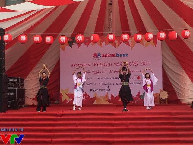
Phần múa trên nền nhạc Nhật của các bạn Việt Nam.

 

 
