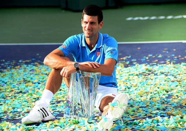Novak Djokovic với chiếc cup vô địch Indian Wells lần thứ 4.