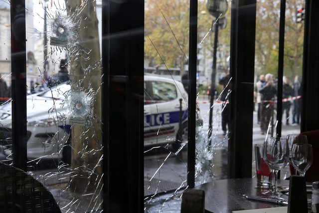 
Cửa kính tại một nhà hàng ở Paris buổi sáng sau cuộc tấn công kinh hoàng. (Ảnh: Reuters)
