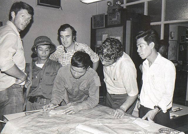 
Peter Arnett (đứng thứ 3, từ trái sang, hàng trên) trong ngày 30/4/1975 - khoảnh khắc được ông kể trong câu chuyện về ngày lịch sử này. Bức ảnh được chụp tại văn phòng của AP ở Sài Gòn. (Ảnh: Sarah Errington/AP)
