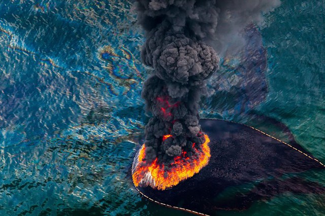 Hình ảnh giàn khoan dầu ở vịnh Mexico bốc cháy ngùn ngụt vào tháng 4/2010.