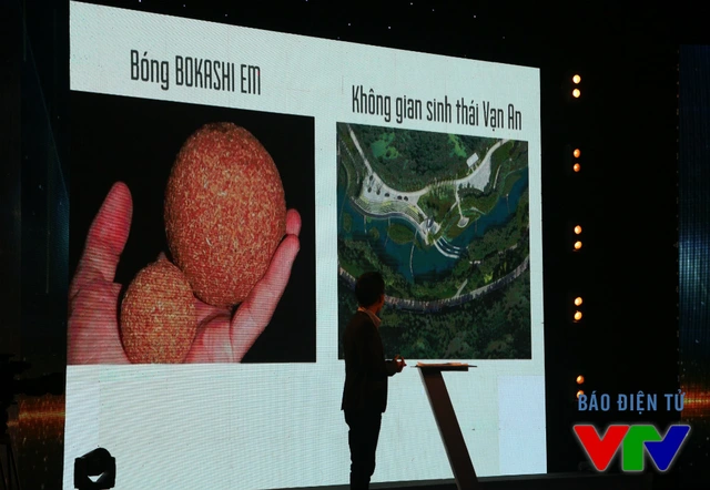 
Quang Triết đã có bài trình bày ấn tượng về giải pháp sử dụng bóng Bokashi EM và xây dựng không gian sinh thái Vạn An thông qua hình minh họa 3D.
