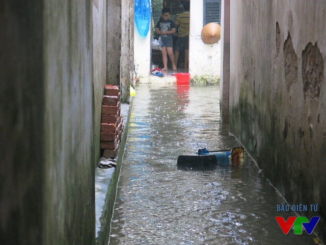 
Thậm chí nước còn tràn vào một số gia đình tại phố Khương Thượng
