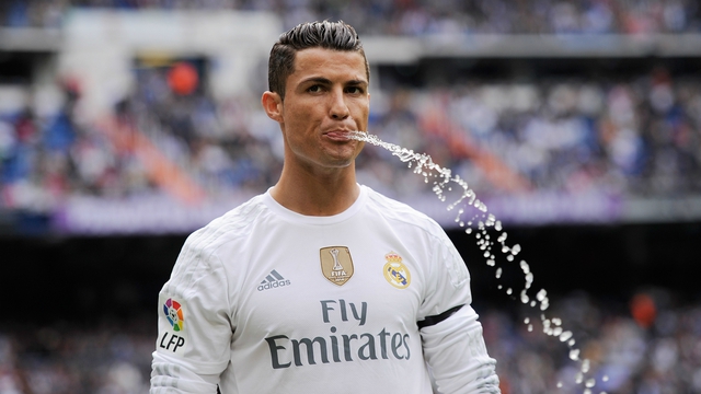 
Nếu bảo vệ thành công danh hiệu Quả bóng vàng FIFA, Ronaldo sẽ cân bằng số lần giành giải với Messi.
