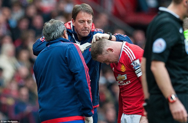 
Sau pha va chạm với Sagna, Rooney bị thương ở đầu và phải nhờ các bác sĩ cầm máu.
