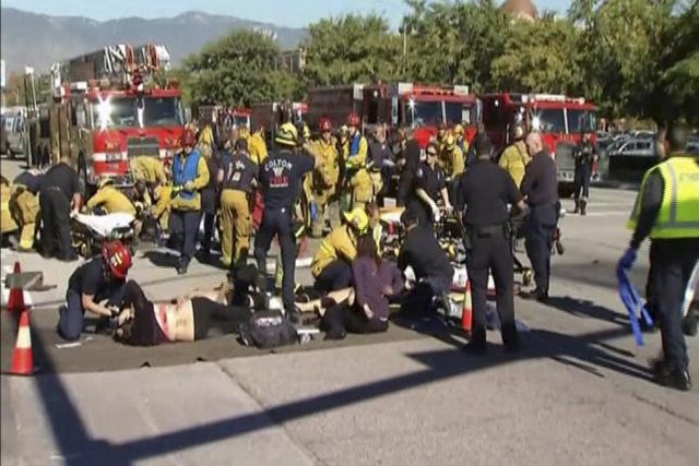 
Đội cứu hộ đưa người bị thương ra các giao lộ bên ngoài khu vực Inland Regional Center ở San Bernardino, California. Hình ảnh chụp từ video. (Ảnh: Reuters / NBCLA.com / Handout qua Reuters)
