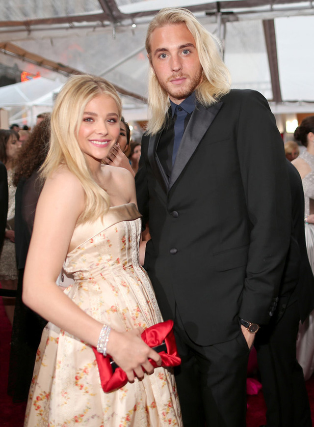 Nữ người mẫu - diễn viên Chloe Grace cùng anh trai cô, là diễn viên - nhà sản xuất phim Trevor Duke Moretz tới dự Lễ trao giải Oscar 2015.