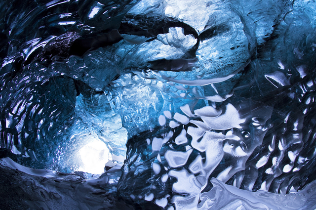 Bước vào hang động Skaftafell, du khách sẽ thấy choáng ngợp với những hình thù kỳ dị của băng đá.