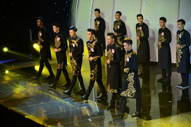 
Các thí sinh nam trong phần thi áo dài của nhà thiết kế Minh Châu
