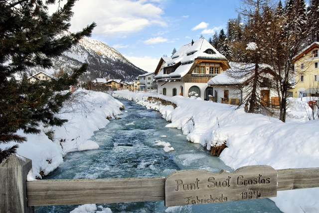 Mùa đông đóng băng cả một ngôi làng ở Thụy Sĩ