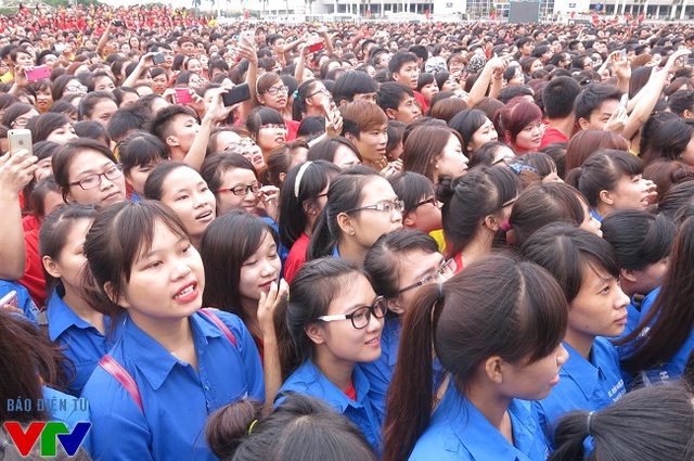 Không khí chương trình trở nên sôi động hơn khi những tiếng hò reo của các bạn sinh viên