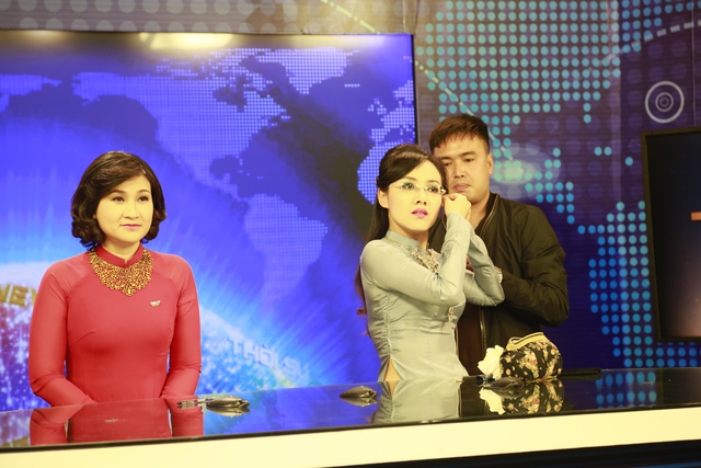 BTV Nguyệt Hà và BTV Hoài Anh chuẩn bị trước giờ lên sóng Bản tin Thời sự 19h cuối cùng của năm Giáp Ngọ