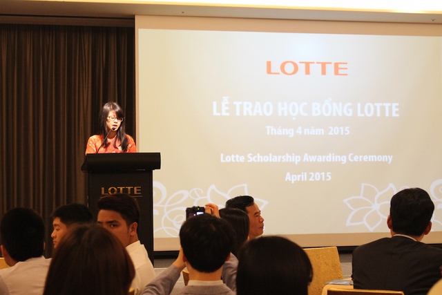 Em Lê Thị Yến Oanh - sinh viên trường Học viện Tài chính phát biểu cảm xúc khi nhận được học bổng Lotte