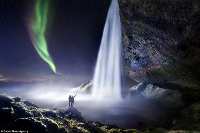 Với những ai yêu thích khám phá thiên nhiên, hãy đến với chúng tôi để chiêm ngưỡng hình ảnh về một thác nước Iceland cực kỳ đẹp mắt. Bạn sẽ được đắm mình trong không gian tự nhiên đầy màu sắc xa hoa và kỳ vĩ.