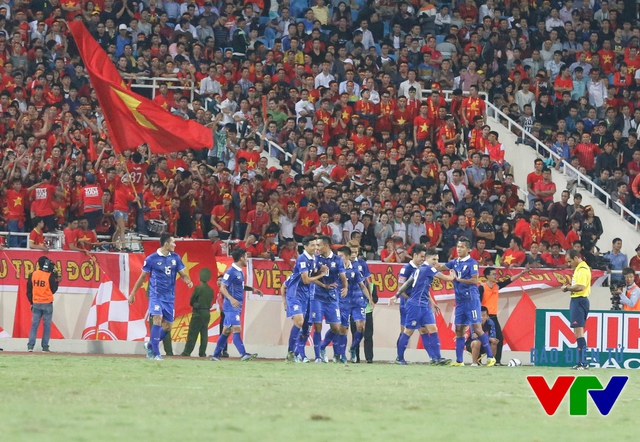 
Kết quả tất yếu là bàn thua thứ 3 của ĐT Việt Nam ở phút 70. Người ghi bàn ĐT Thái Lan là Bunmathan sau một loạt pha đan bóng đẳng cấp

