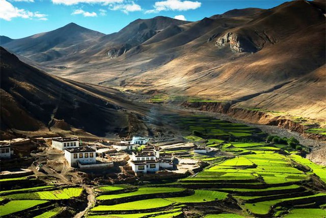 Ngôi làng trong dãy núi Himalaya, Tây Tạng