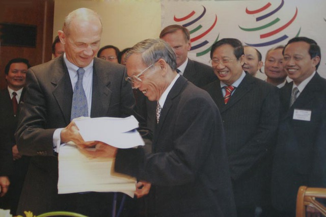 Chồng tài liệu rất dày về WTO mà Bộ trưởng Thương mại Việt Nam năm 2007 nhận được từ tổ chức này.
