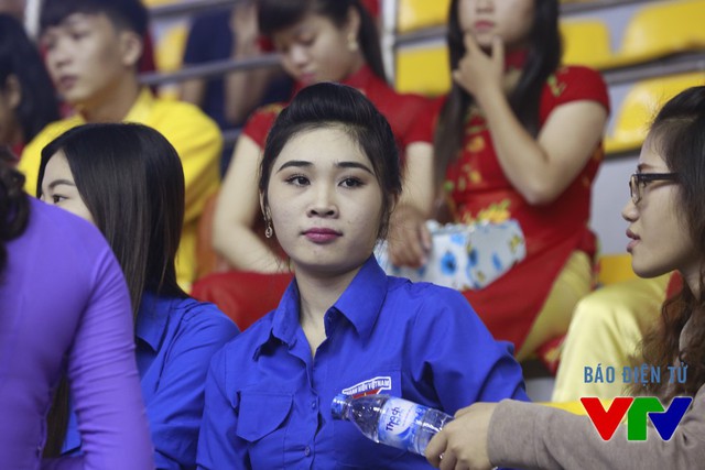 Một nữ cán bộ Đoàn thanh niên trên khán đài nhà thi đấu tỉnh Bạc Liêu.