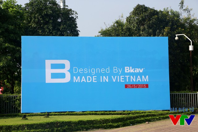 Hai tấm biển lớn bên cạnh cổng vào khẳng định thương hiệu sản phẩm Việt của chiếc BPhone