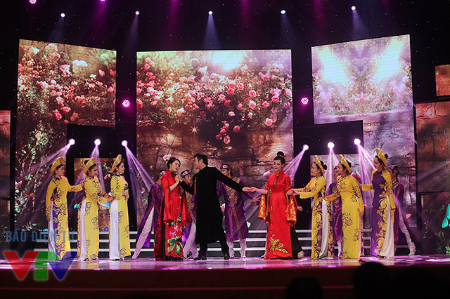 Sân khấu lộng lẫy và rực rỡ của Gala cười 2015 trong tiết mục của Minh Quân - Hà Hoài Thu - Thùy Dung. Bộ ba đã thể hiện ca khúc Nụ tầm xuân.