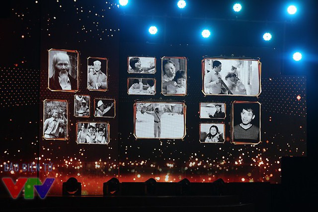 Chân dung những nhân vật của Việc tử tế trong năm 2014 trên màn hình của sân khấu.
