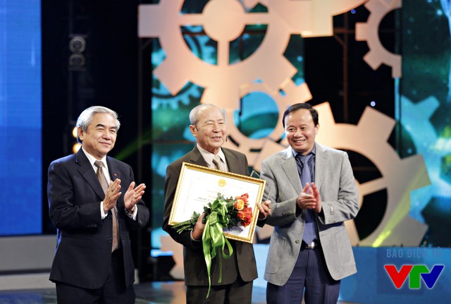 
Tác giả Võ Duy Trữ nhận giải thưởng cho sản phẩm mang tính nhân văn
