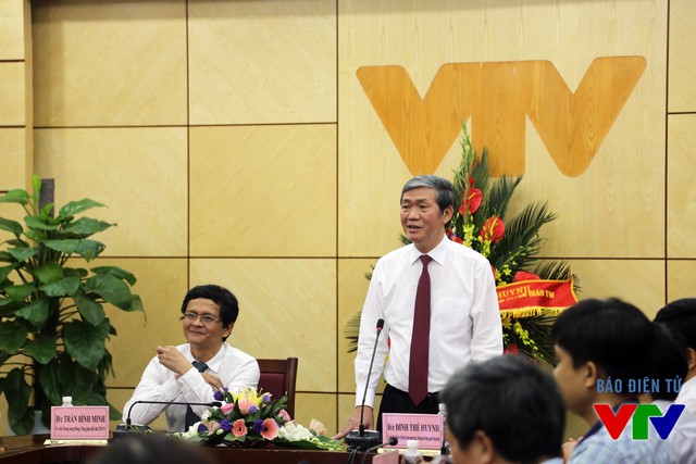 Trưởng ban Tuyên giáo Trung ương Đinh Thế Huynh chúc mừng sự phát triển của Đài Truyền hình Việt Nam