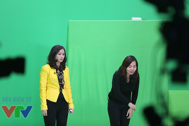 
Nhà báo Lê Bình và BTV Quỳnh Anh.

