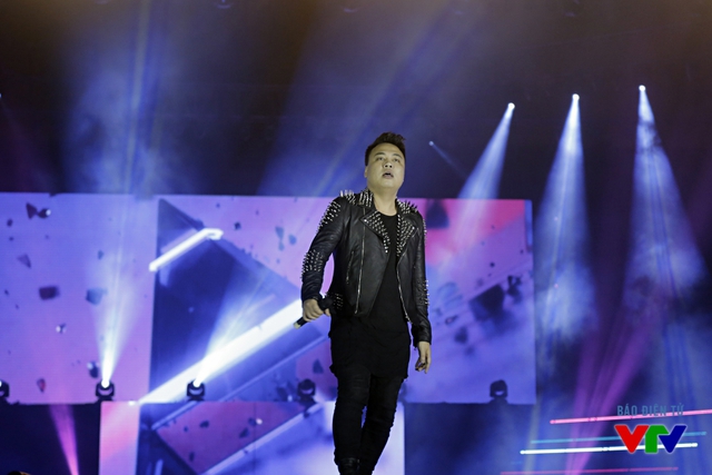 
Rapper LK - đàn anh trong giới underground của Sơn Tùng - xuất hiện trên sân khấu để chung vui với người em.
